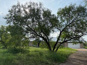 455 Country Trail in Pleasanton, TX - Building Photo - Building Photo