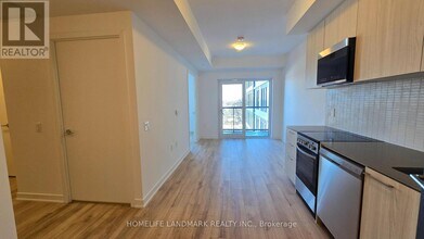 7439 Kingston Rd in Toronto, ON - Building Photo - Building Photo