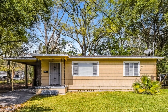 property at 3041 Detroit Cir N