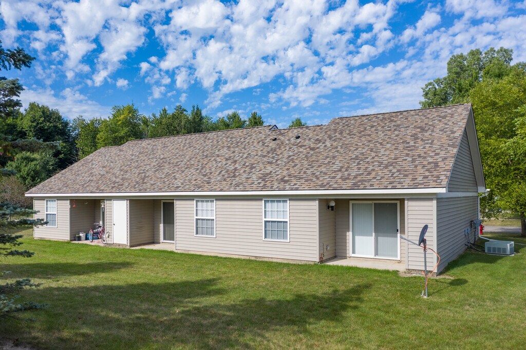 Grand Oak Tree Apartments in Grand Ledge, MI