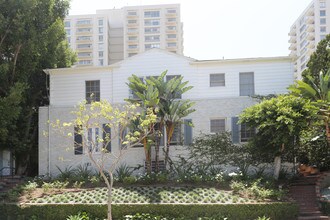 421 Shirley Pl in Beverly Hills, CA - Foto de edificio - Building Photo
