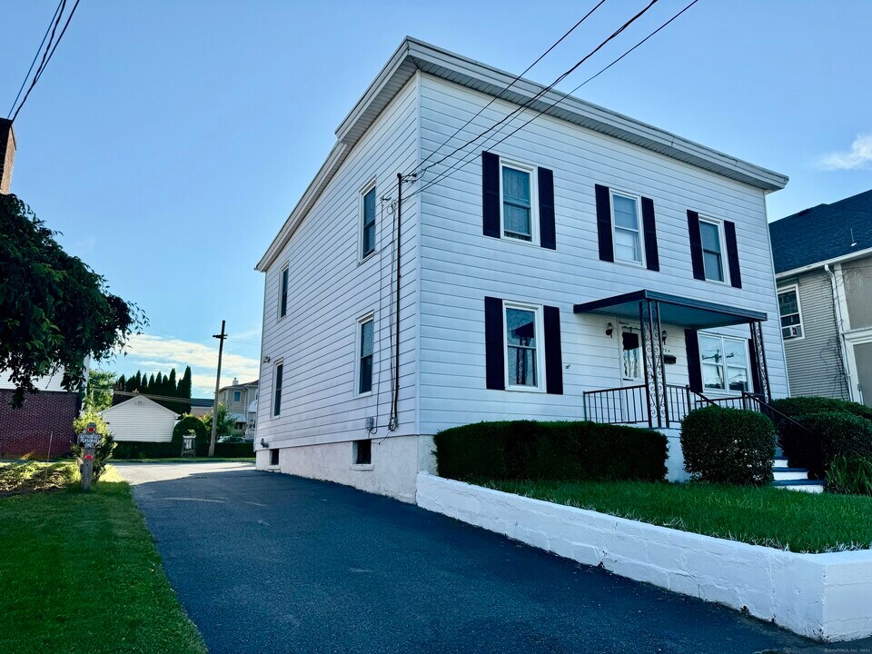 704 Highland Ave in Waterbury, CT - Building Photo
