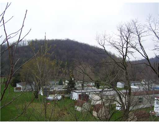 Pineview Manor Park in New Stanton, PA - Building Photo