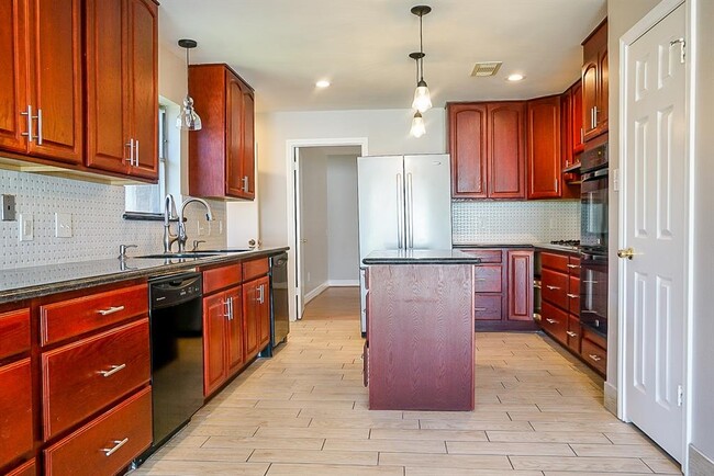 7626 Coachwood Dr in Houston, TX - Building Photo - Building Photo