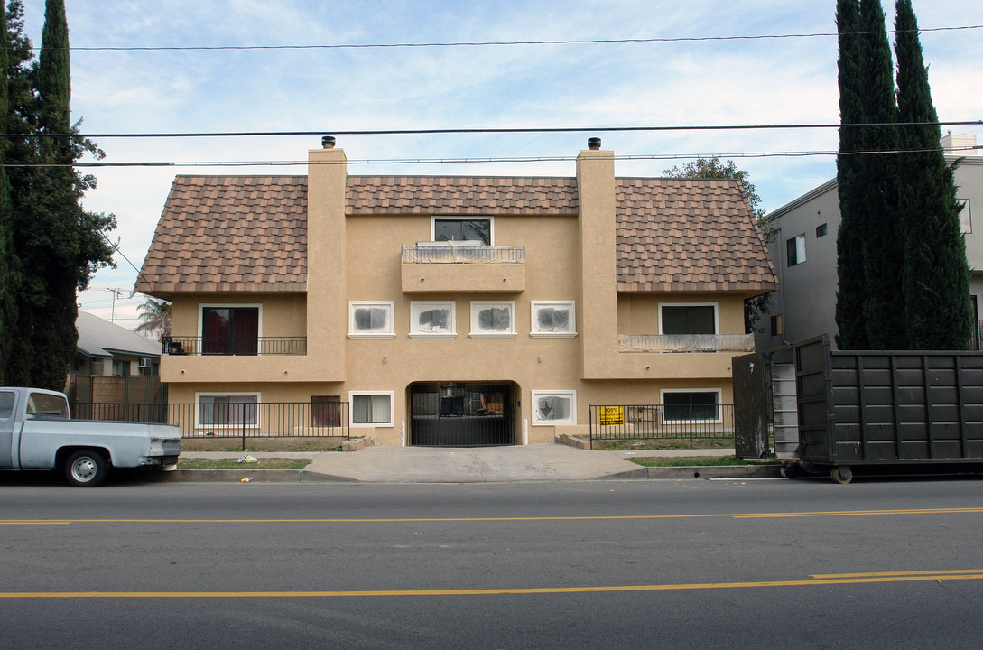 Hazeltine in Van Nuys, CA - Building Photo