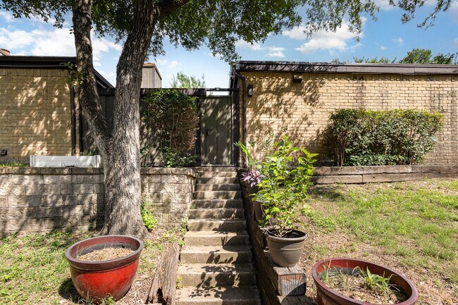 4665 Country Creek Dr in Dallas, TX - Building Photo - Building Photo