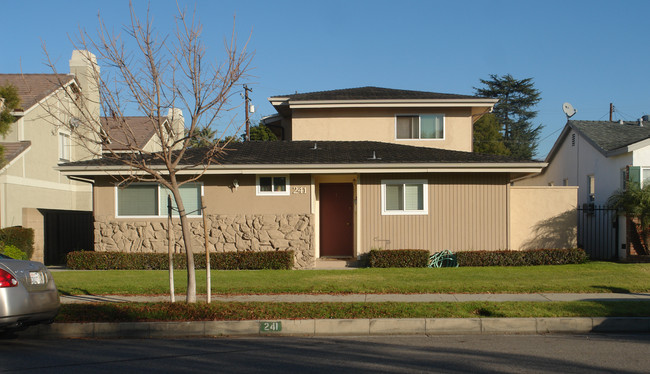 241 E Dexter St in Covina, CA - Foto de edificio - Building Photo