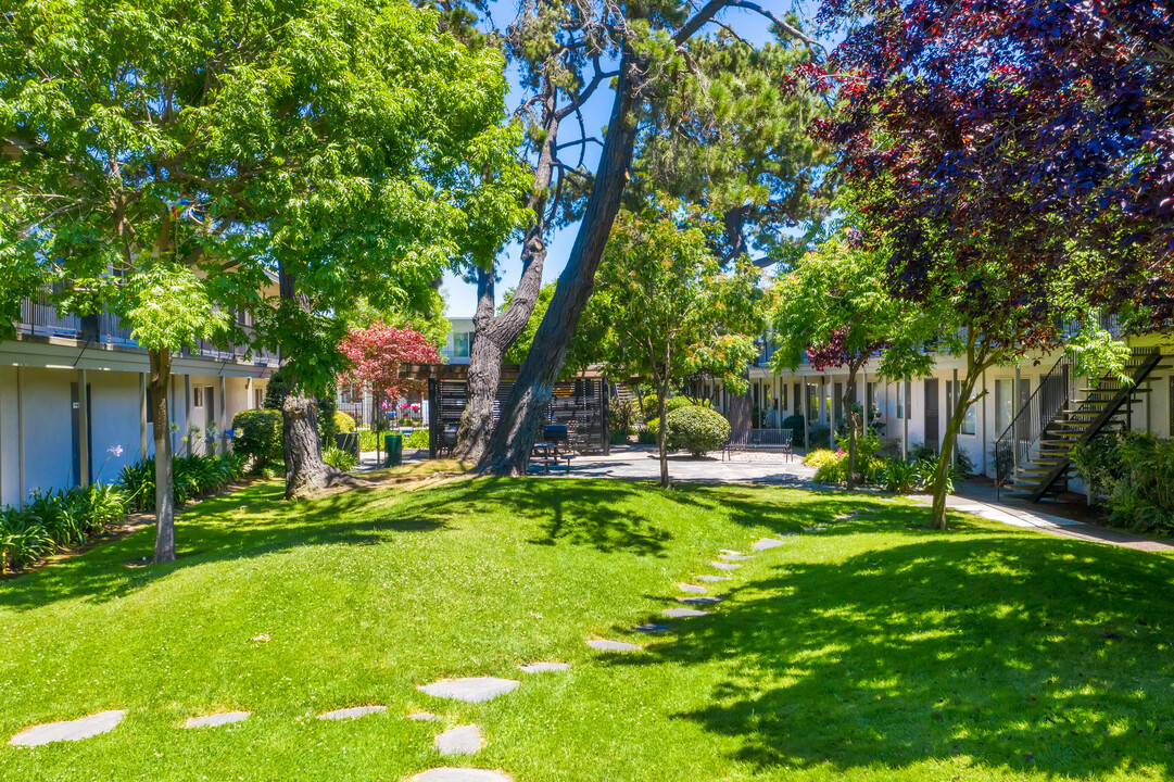 Garden Park Apartments in Castro Valley, CA - Building Photo