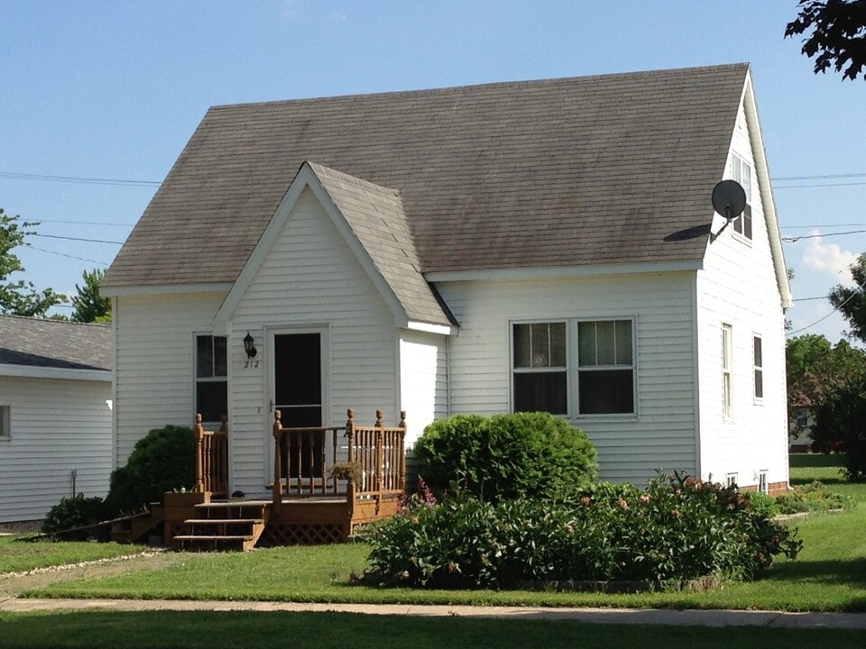 212 Brown St W in Comfrey, MN - Foto de edificio