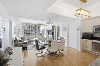 92 SW 3rd St, Unit 1604 in Miami, FL - Foto de edificio - Building Photo