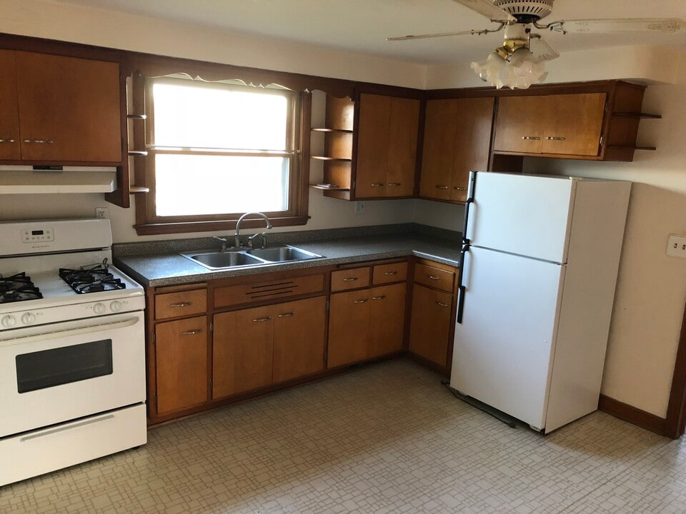 1414 Marquette Ave, Unit 2 upper in South Milwaukee, WI - Foto de edificio