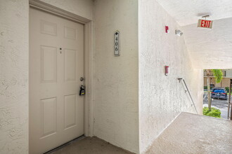 400 Crestwood Ct N in Royal Palm Beach, FL - Building Photo - Building Photo