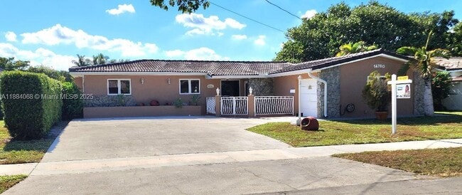 14760 Lewis Rd in Miami Lakes, FL - Building Photo - Building Photo