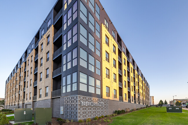 Breakwater 233 in Racine, WI - Foto de edificio - Building Photo