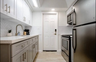2170 NW 18th Ter in Miami, FL - Building Photo - Building Photo