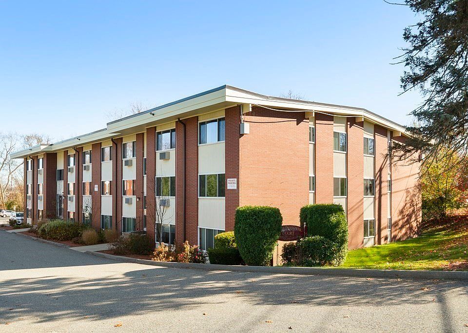 74 Beach St, Unit Continental Court in Woburn, MA - Building Photo