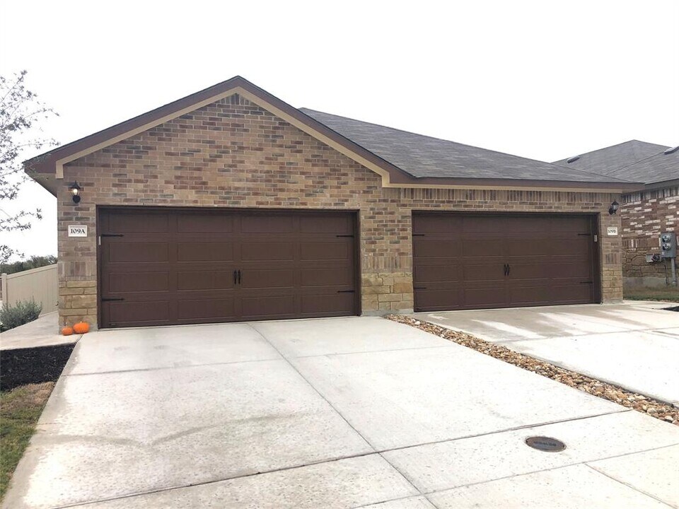 109 Samuel Dr in Buda, TX - Building Photo