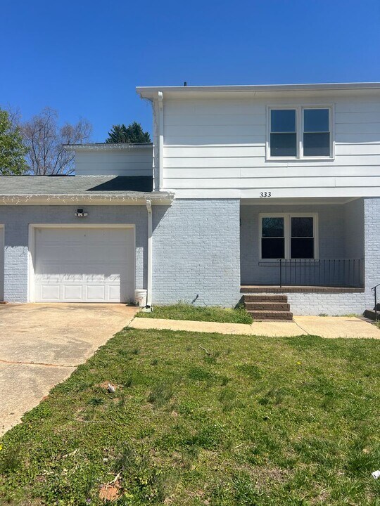 333 Devonwood Ct in Taylors, SC - Building Photo
