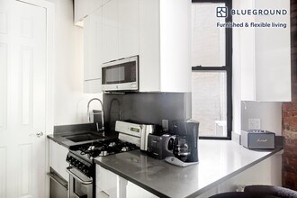 246 Mott St in New York, NY - Foto de edificio - Building Photo