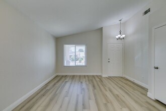 4816 White Aspen Ave in Las Vegas, NV - Building Photo - Building Photo