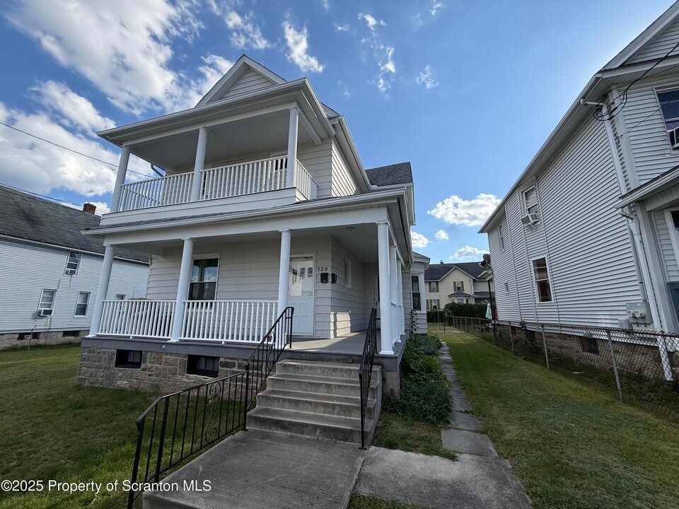 729 W Locust St in Scranton, PA - Building Photo