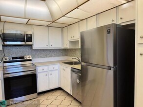 3510 Oaks Way in Pompano Beach, FL - Building Photo - Building Photo