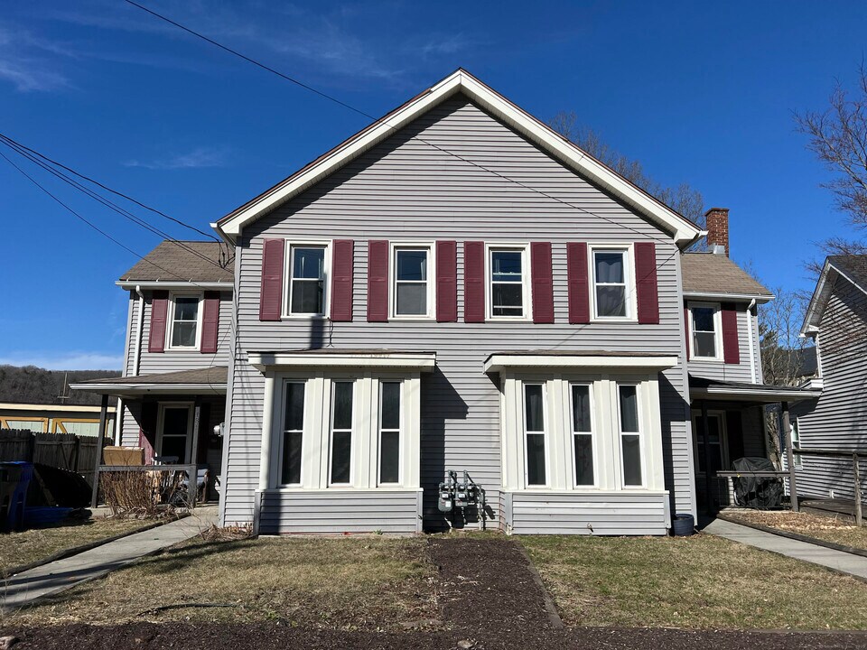 131 Willow St in Winchester, CT - Building Photo