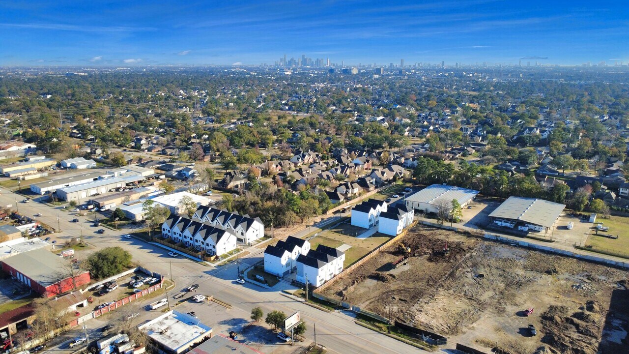 3905 B Pinemont Dr in Houston, TX - Building Photo