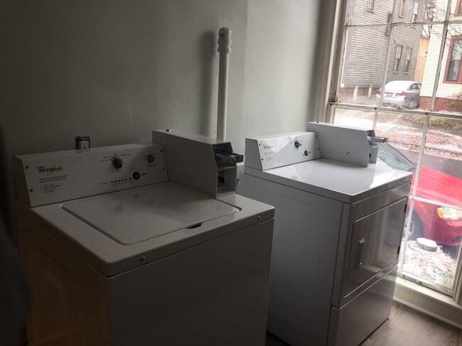 64 Gray St, Unit Unit 3 in Portland, ME - Building Photo - Building Photo