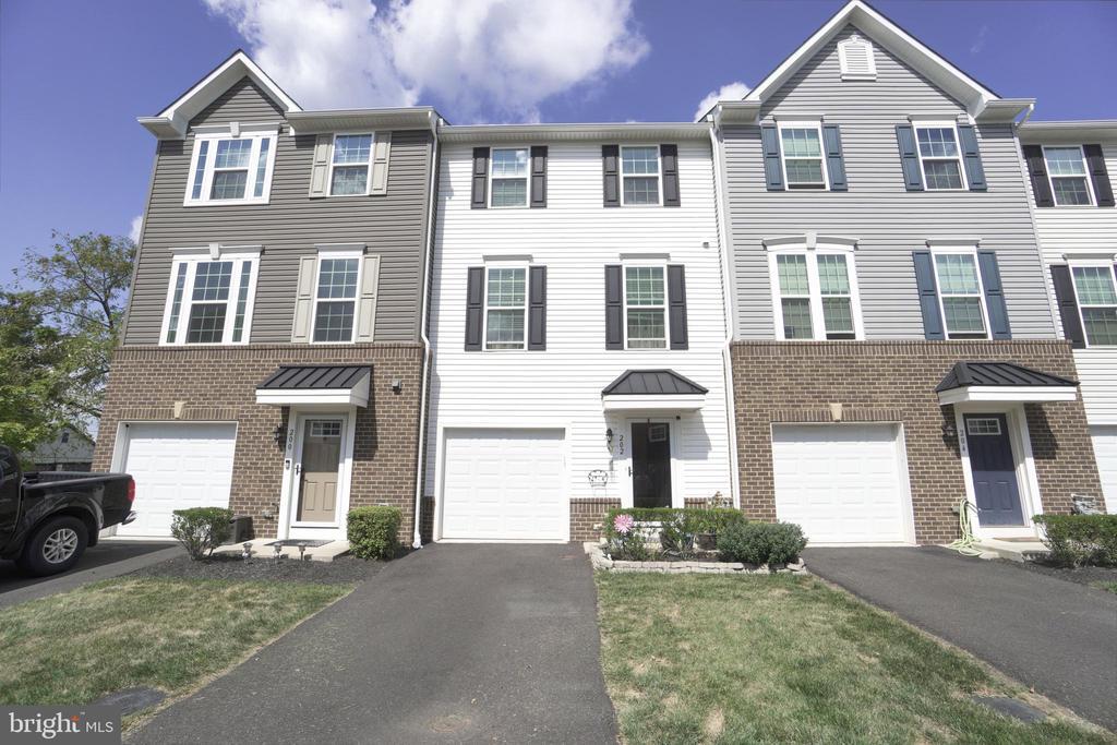 202 Bamboo Dr in Lansdale, PA - Building Photo
