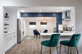 1406 Waldorf Ave in Austin, TX - Foto de edificio - Building Photo
