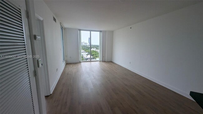 1401 SW 22nd St, Unit 1405 in Miami, FL - Foto de edificio - Building Photo