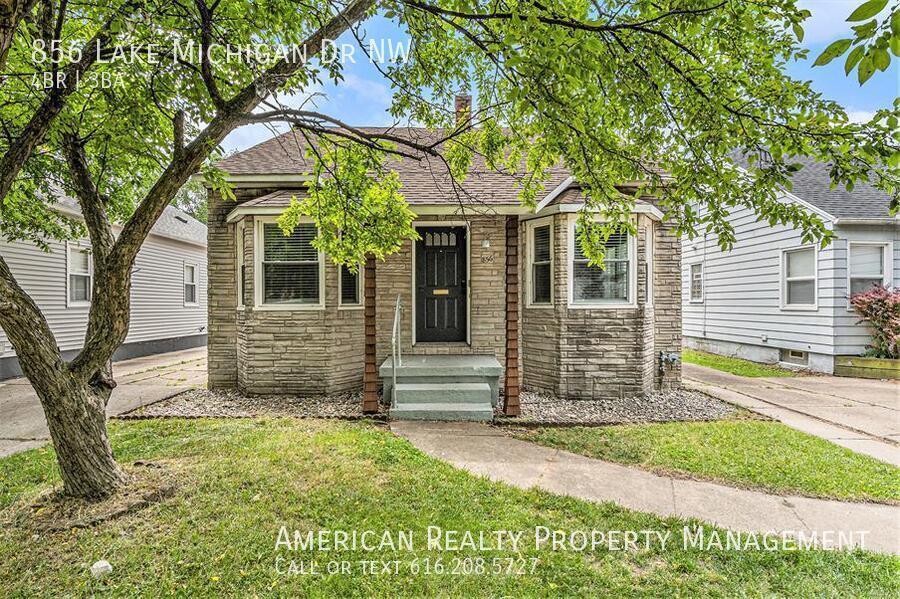 856 Lake Michigan Dr NW in Grand Rapids, MI - Building Photo