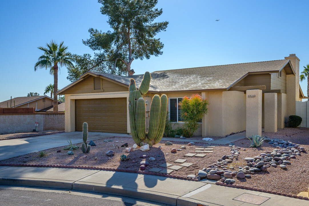 8569 E Garfield St in Scottsdale, AZ - Foto de edificio