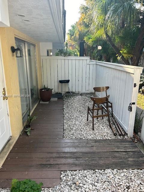 6845 SW 45th Ln in Miami, FL - Foto de edificio - Building Photo