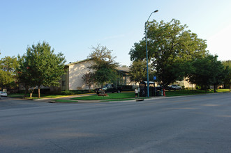 Upper E - Silver Sands I/II (OLD) in Dallas, TX - Building Photo - Building Photo