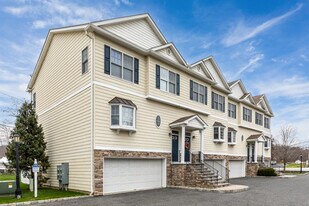 Lakeside Townhomes in Danbury, CT - Building Photo