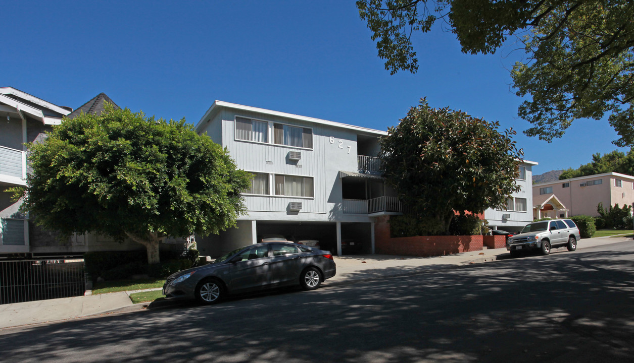 627 E Tujunga Ave in Burbank, CA - Building Photo