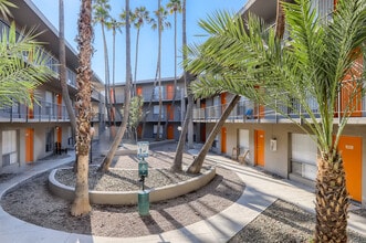 Omnia on Thomas in Phoenix, AZ - Foto de edificio - Building Photo