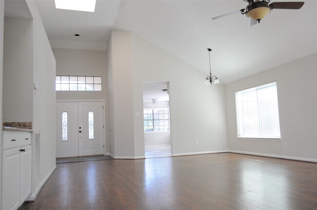 8639 Sparkling Springs Dr in Houston, TX - Building Photo - Building Photo