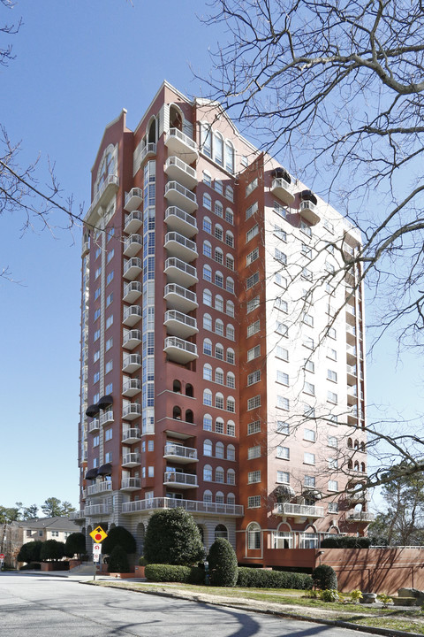 The Villa at Buckhead Heights in Atlanta, GA - Foto de edificio