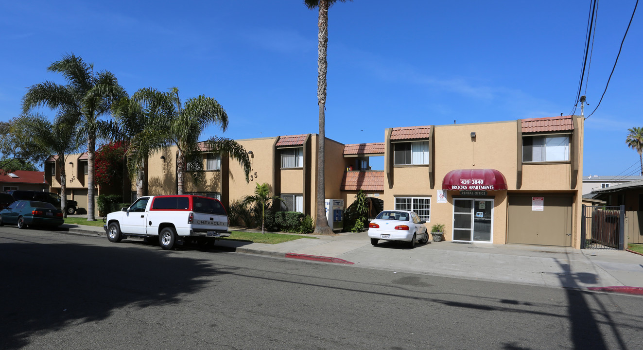 Brooks Apartments in Oceanside, CA - Foto de edificio