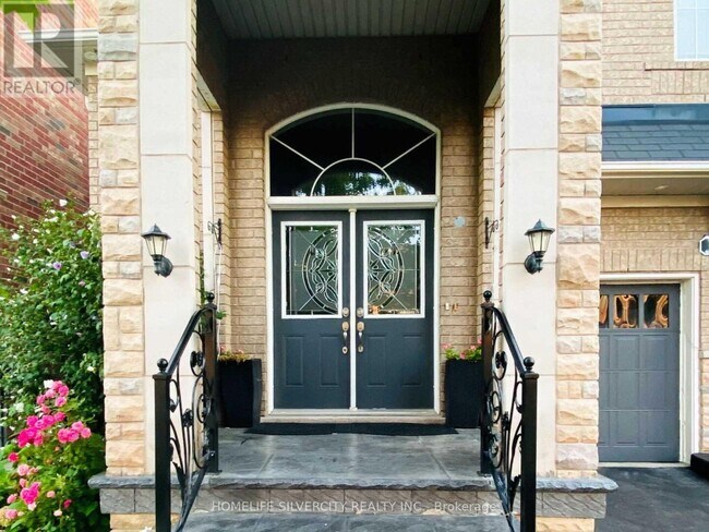 10 Bloom Dr in Brampton, ON - Building Photo - Building Photo
