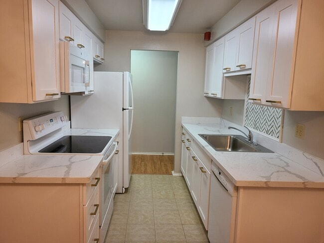 11010 NE 68th St, Unit 604 in Kirkland, WA - Building Photo - Building Photo