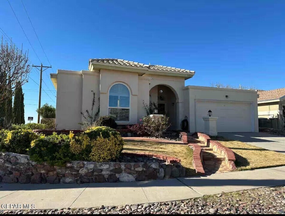 1201 Desierto Seco Dr in El Paso, TX - Building Photo