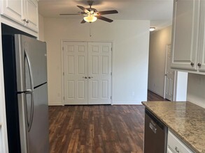 1843 Caroline Ln in Sealy, TX - Foto de edificio - Building Photo