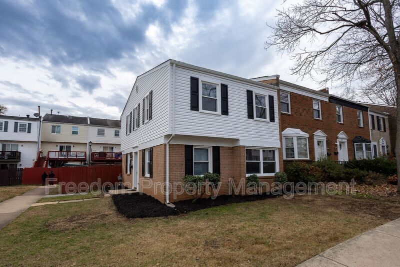 8343 Irongate Way in Manassas, VA - Building Photo