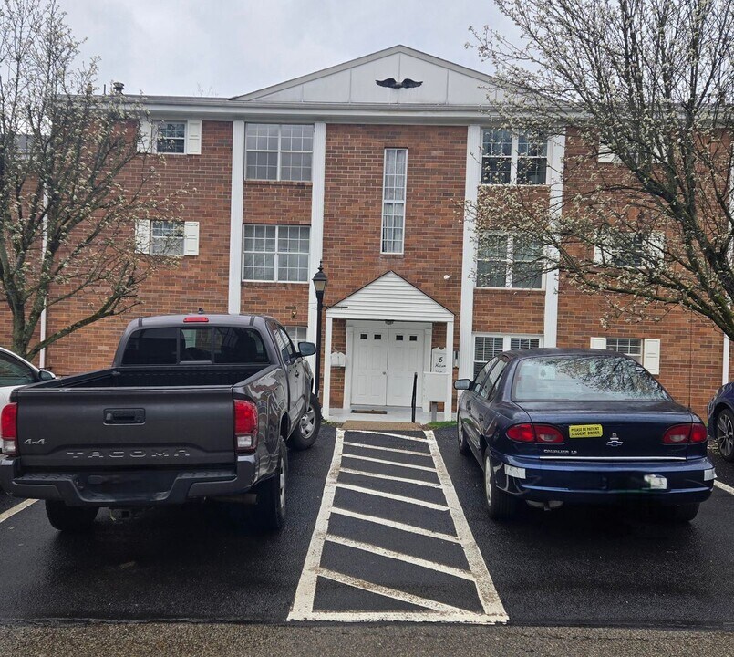 5 Hiland Valley Dr in Pittsburgh, PA - Building Photo