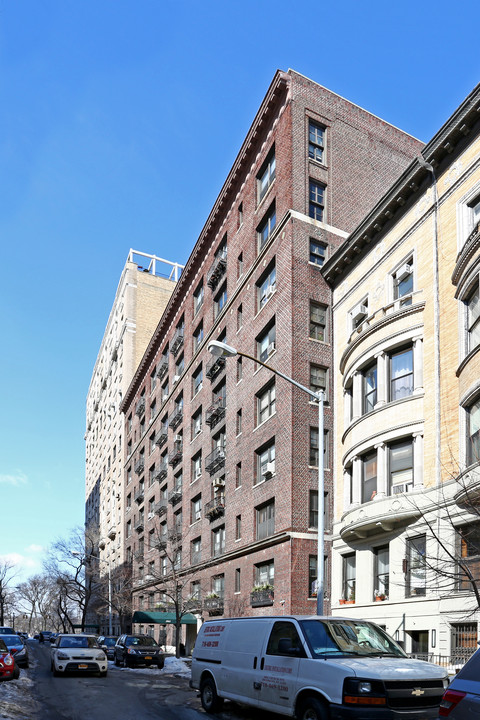 345 W 88th St in New York, NY - Building Photo