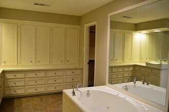 2127 Manor Green Dr in Houston, TX - Building Photo - Building Photo